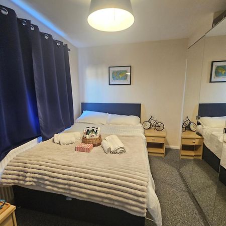 Double Bedroom Located Close To Manchester Airport วิเทนชอว์ ภายนอก รูปภาพ