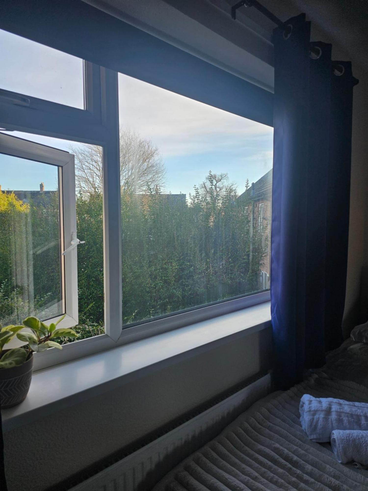 Double Bedroom Located Close To Manchester Airport วิเทนชอว์ ภายนอก รูปภาพ