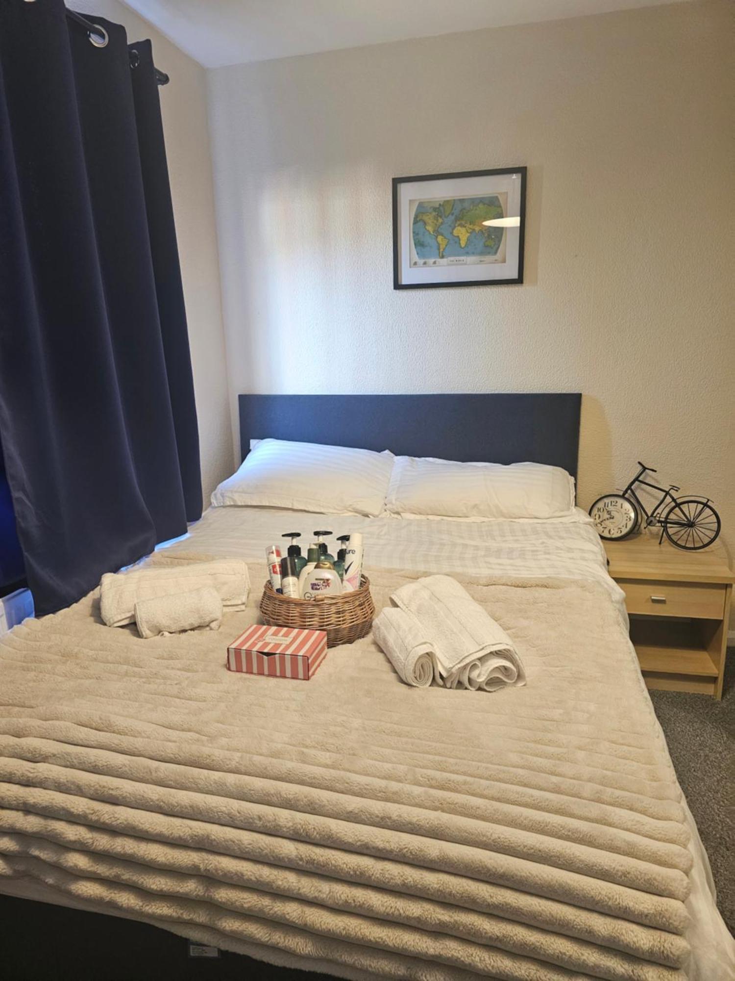 Double Bedroom Located Close To Manchester Airport วิเทนชอว์ ภายนอก รูปภาพ