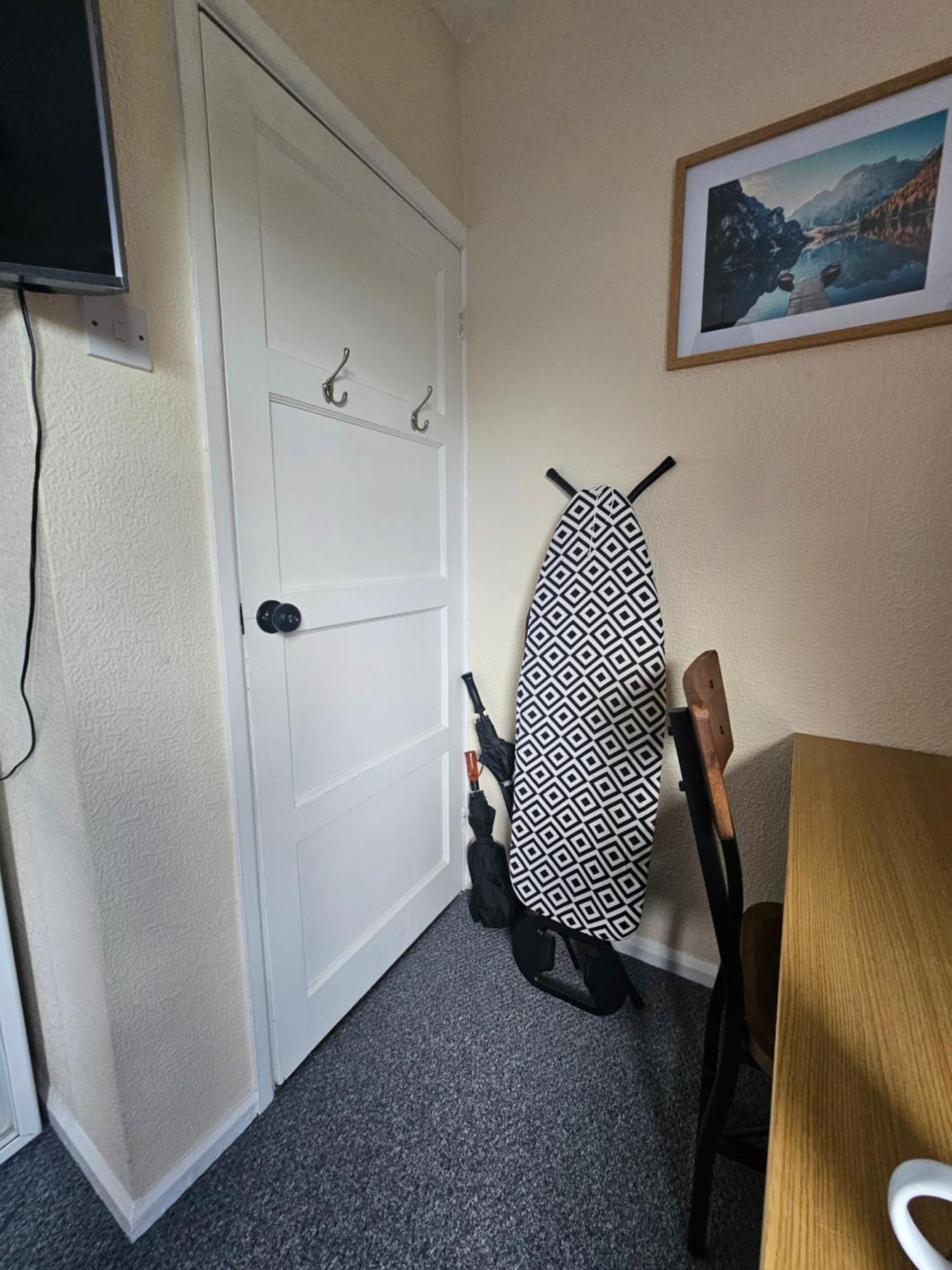 Double Bedroom Located Close To Manchester Airport วิเทนชอว์ ภายนอก รูปภาพ