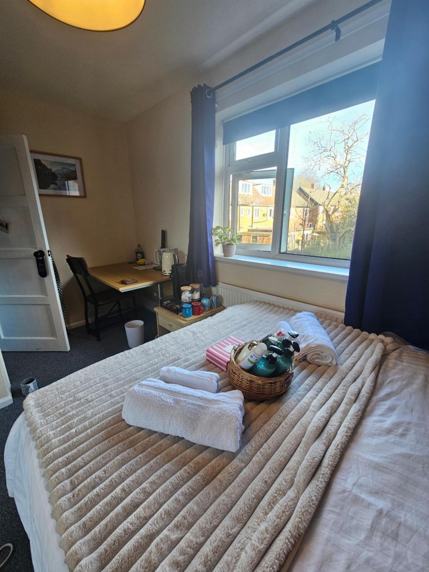 Double Bedroom Located Close To Manchester Airport วิเทนชอว์ ภายนอก รูปภาพ