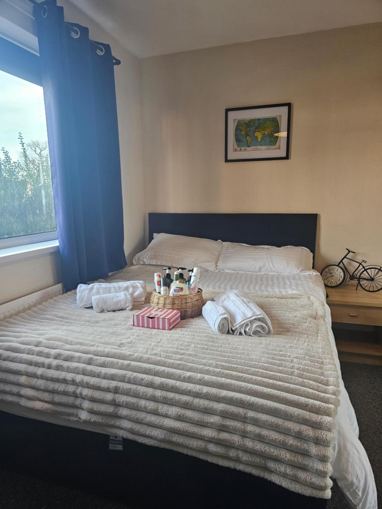 Double Bedroom Located Close To Manchester Airport วิเทนชอว์ ภายนอก รูปภาพ