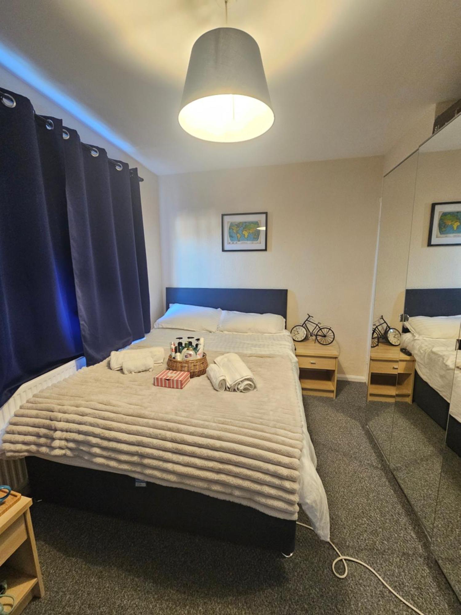 Double Bedroom Located Close To Manchester Airport วิเทนชอว์ ภายนอก รูปภาพ